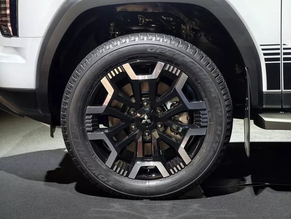 mitsubishi-pajero-2027-1-5d6f Cận cảnh bộ mâm 20 inch của Mitsubishi Pajero 2027