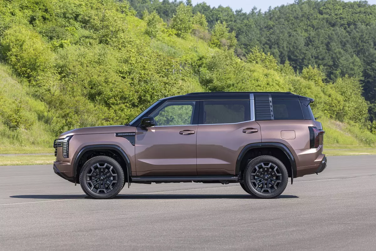 Pajero mới sử dụng khung gầm dạng thang độ cứng cao.