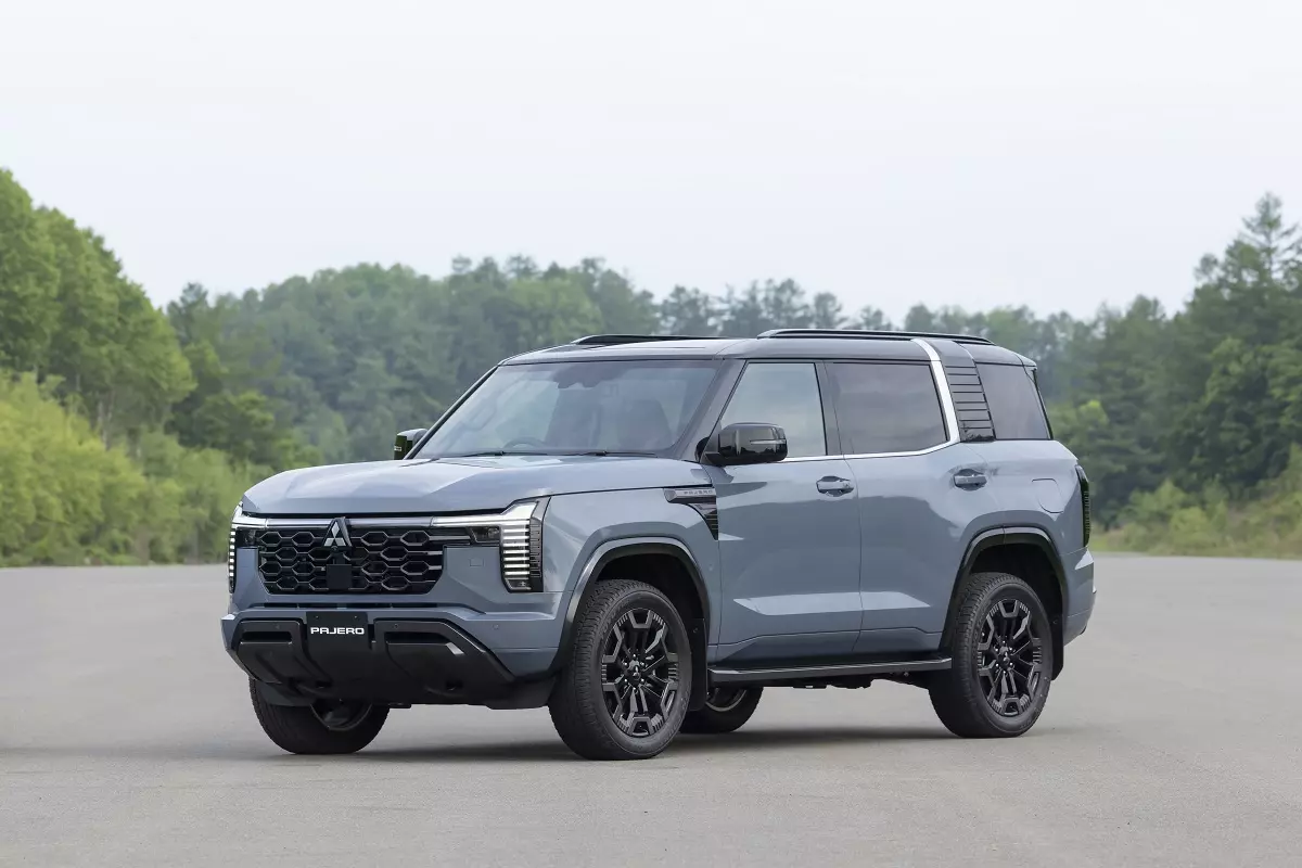 nổi bật với đèn chữ T  và cột C lấy cảm hứng từ Pajero đời đầu.