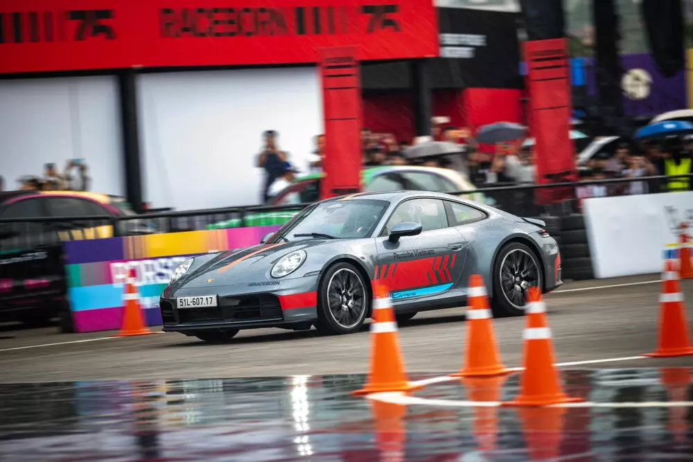 Hơn 100 chiếc xe sang Porsche cùng nhau quy tụ bên bờ sông Sài Gòn - Ảnh 2.