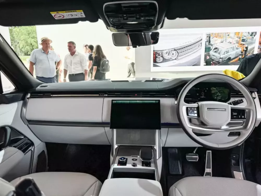 range-rover-electric-7-32f8 Khoang lái của Range Rover Electric