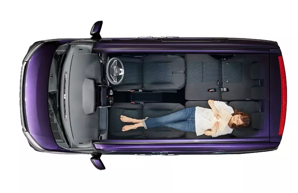 toyota-roomy-2027-7-ed47 Toyota Roomy 2027 sở hữu ghế có thể ngả xuống thành giường