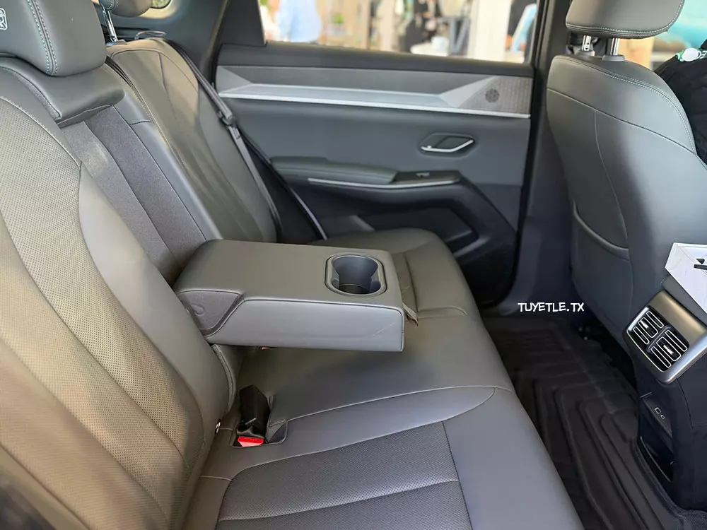 byd-sealion-5-8-6361 Hàng ghế sau khá rộng rãi của BYD Sealion 5