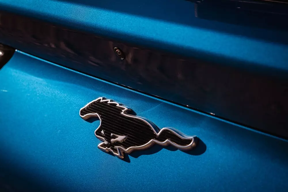 ford-mustang-mach-e-2027-9-096c Logo ngựa chồm màu đen của Ford Mustang Mach-E Trail 2027