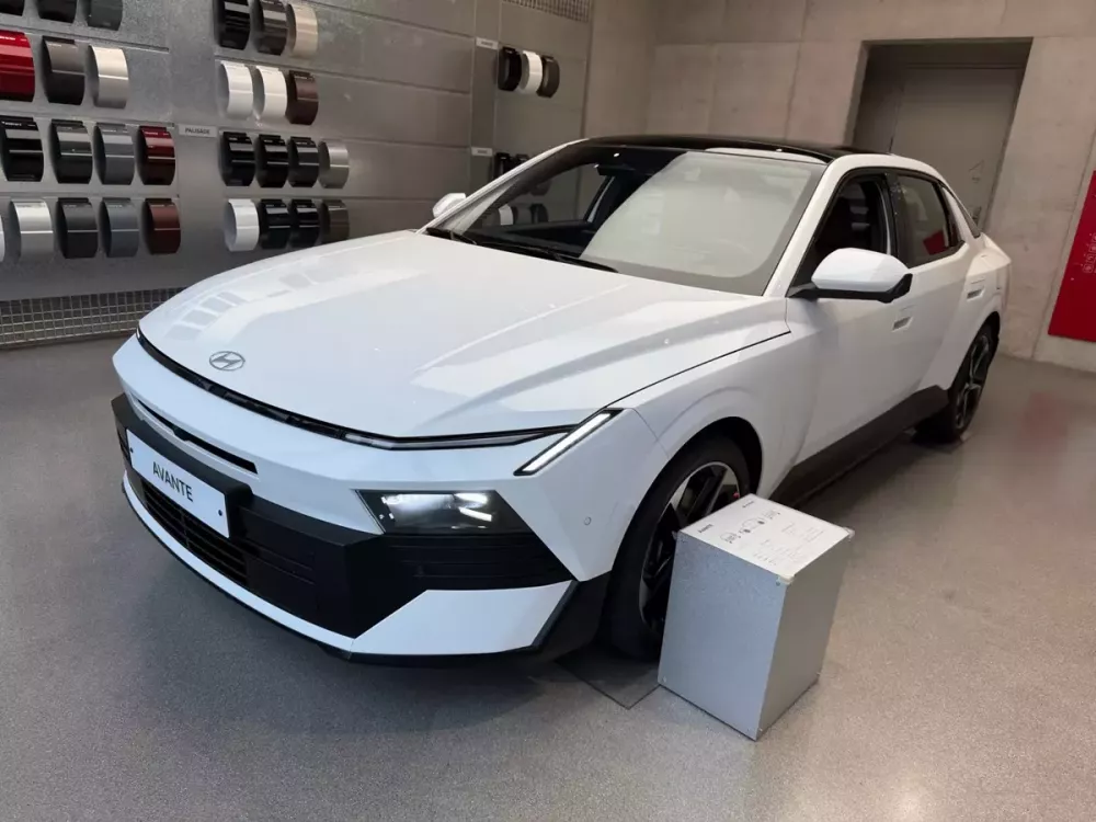 hyundai-elantra-2027-a265 Bất chấp tranh cãi về giá, Hyundai Elantra thế hệ mới vẫn bán chạy như tôm tươi - Ảnh 1.