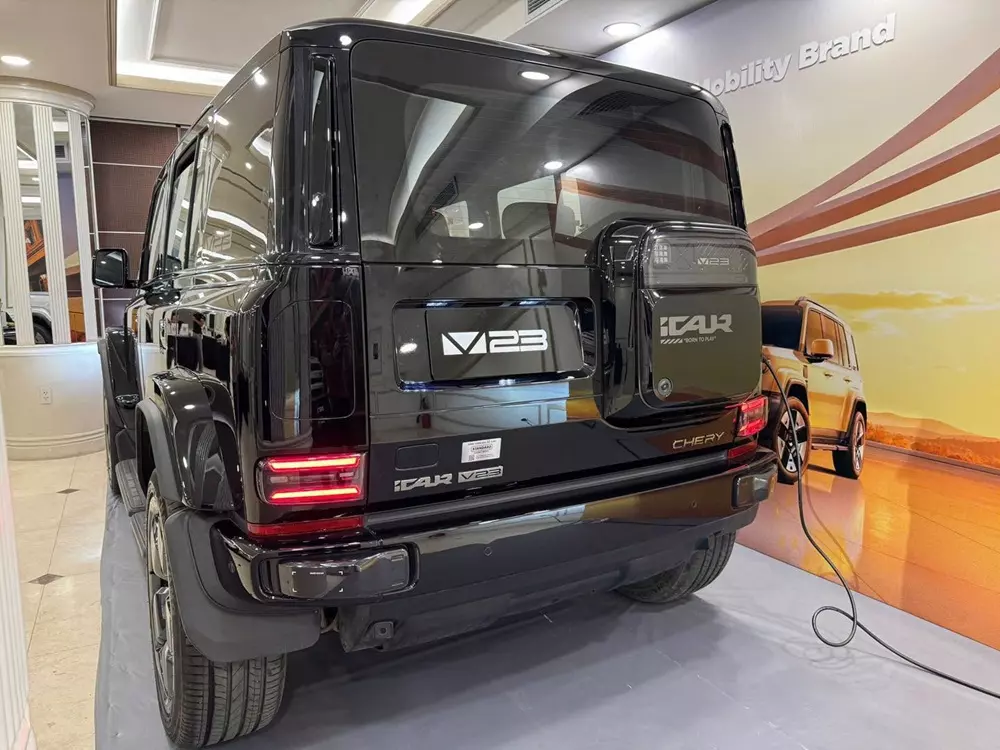 iCaur V23 sở hữu thiết kế vuông vức như Range Rover
