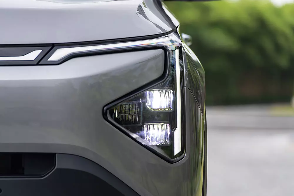 Kia Carens Clavis chính thức ra mắt Việt Nam, được định vị như bản cao cấp hơn của Carens, giá từ 639 triệu đồng - Ảnh 3.