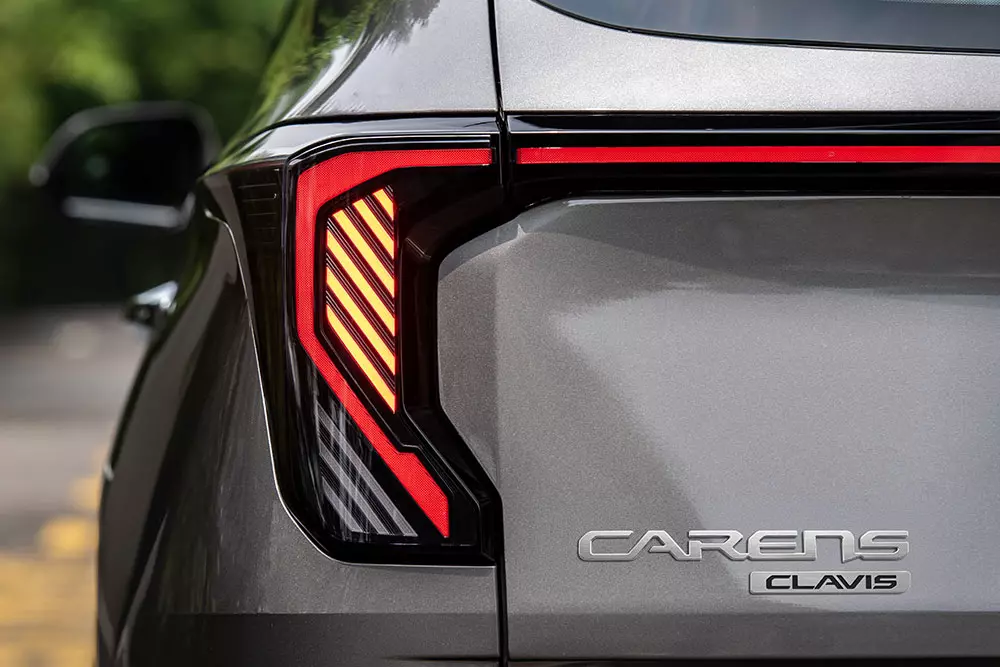 Kia Carens Clavis chính thức ra mắt Việt Nam, được định vị như bản cao cấp hơn của Carens, giá từ 639 triệu đồng - Ảnh 4.