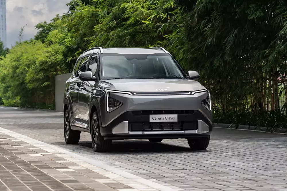 Kia Carens Clavis chính thức ra mắt Việt Nam, được định vị như bản cao cấp hơn của Carens, giá từ 639 triệu đồng - Ảnh 1.