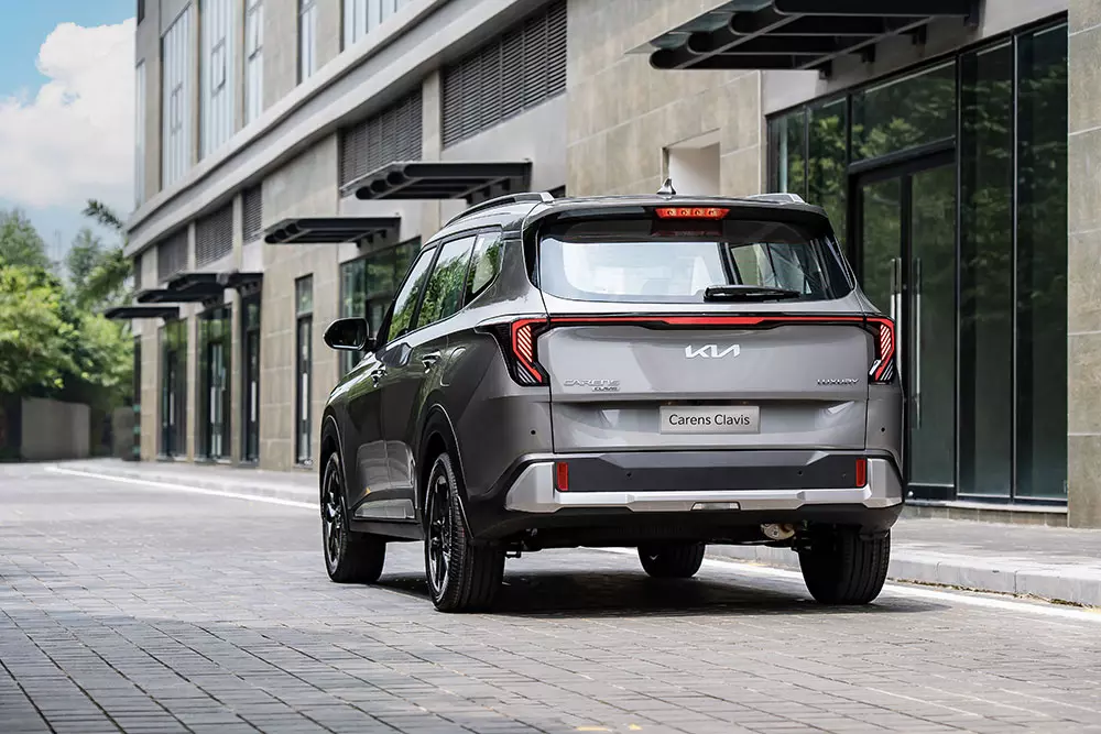 Kia Carens Clavis chính thức ra mắt Việt Nam, được định vị như bản cao cấp hơn của Carens, giá từ 639 triệu đồng - Ảnh 2.
