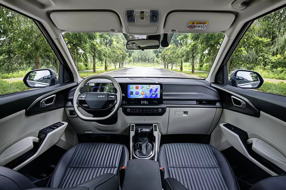 Kia Carens Clavis chính thức ra mắt Việt Nam, được định vị như bản cao cấp hơn của Carens, giá từ 639 triệu đồng - Ảnh 6.