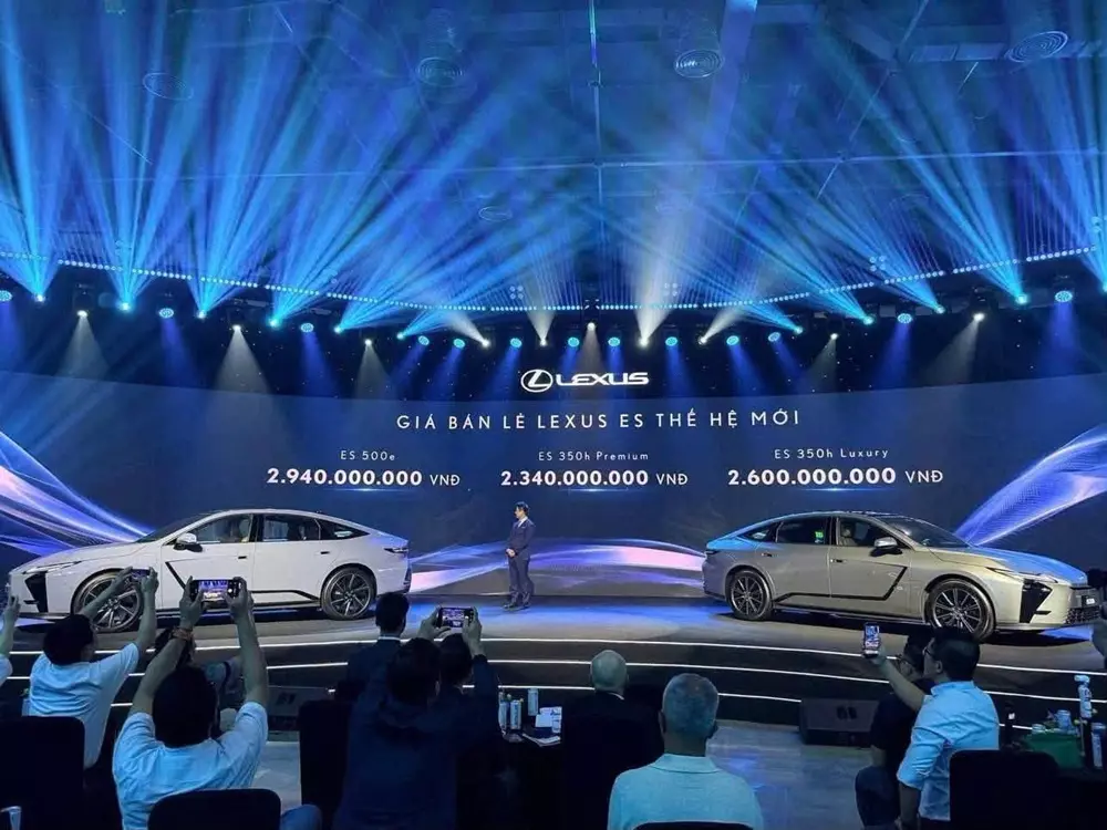 Lexus ES thế hệ mới chính thức ra mắt Việt Nam, có phiên bản thuần điện, giá từ 2,34 tỷ đồng - Ảnh 1.
