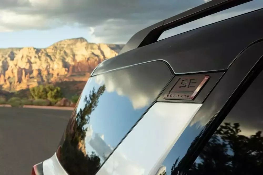 Nissan Pathfinder Special Edition 2027 có thêm logo đặc biệt trên cột C