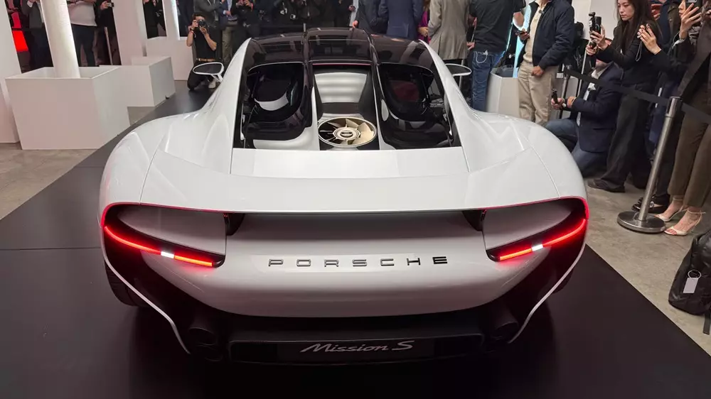 porsche-mission-s-2-e407 Thiết kế phía sau của Porsche Mission S cũng rất táo bạo