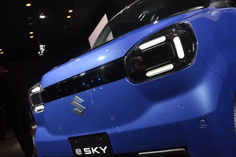 suzuki-esky-1-91b6 Mẫu xe điện nhỏ nhất của Suzuki có giá cạnh tranh, rẻ hơn cả Kia Morning ở Việt Nam - Ảnh 3.