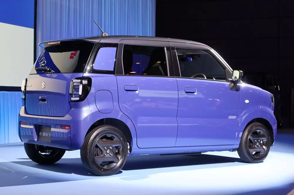 suzuki-esky-2-3e76 Mẫu xe điện nhỏ nhất của Suzuki có giá cạnh tranh, rẻ hơn cả Kia Morning ở Việt Nam - Ảnh 2.