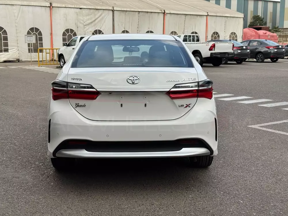 toyota-corolla-altis-2027-16-c39b Toyota Corolla Altis thế hệ cũ chưa nghỉ hưu mà được bổ sung phiên bản nâng cấp - Ảnh 4.