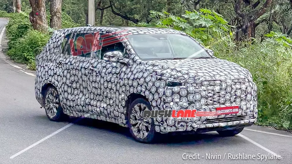 Toyota Innova Cross 2027 lộ diện với thiết kế đầu xe như Hilux, dự kiến ra mắt vào tháng sau - Ảnh 1.